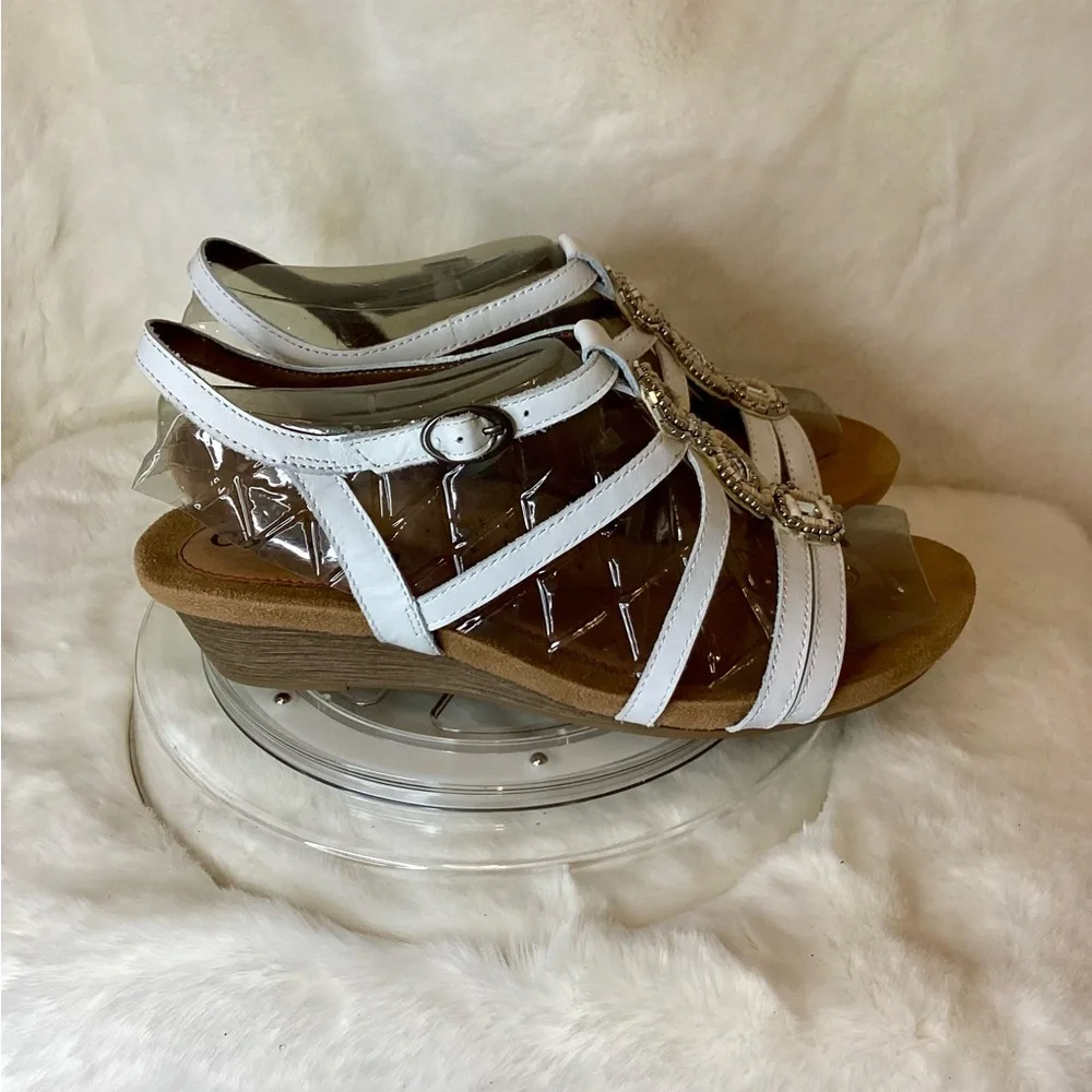 NIB NEW Cobb Hill HANNAH-CH White Bead/Rhinestone T-Strap Leather Sandal CCK02WT